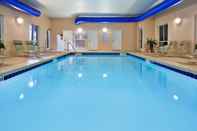 สระว่ายน้ำ Holiday Inn Express Hotel & Suites Greenville, an IHG Hotel