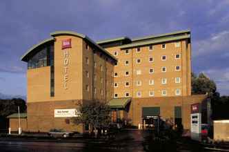 Exterior 4 ibis London Gatwick Airport