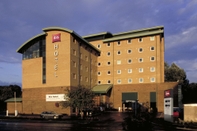 Exterior ibis London Gatwick Airport