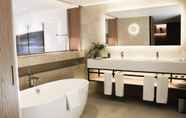 Phòng tắm bên trong 3 Onyria Quinta Da Marinha Hotel & Villas