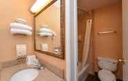 Toilet Kamar 5 Americas Best Value Inn & Suites Bakersfield E