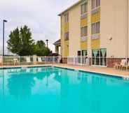 Swimming Pool 2 Quality Inn Spring Mills - Martinsburg North