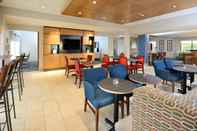 Bar, Kafe, dan Lounge Holiday Inn Express & Suites Raleigh Durham Airport at RTP, an IHG Hotel