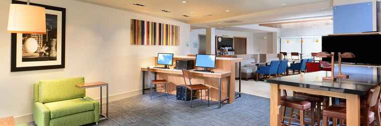 Lobby Holiday Inn Express & Suites Raleigh Durham Airport at RTP, an IHG Hotel