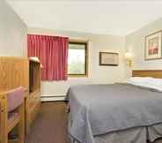 Bedroom 2 Travelodge by Wyndham Valleyfair Shakopee