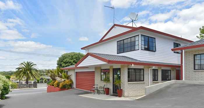 Exterior Bk's Pohutukawa Lodge