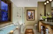 In-room Bathroom 2 Snake River Lodge & Spa