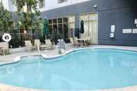 Kolam Renang Courtyard by Marriott Oakland Downtown