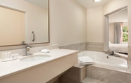 In-room Bathroom 5 Fairfield Inn & Suites by Marriott Reno Sparks