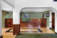 Lobby Days Inn & Suites by Wyndham Houston North/Aldine