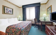 Bedroom 2 Days Inn & Suites by Wyndham Houston North/Aldine