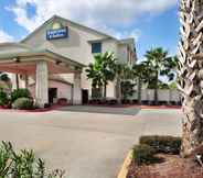 Exterior 3 Days Inn & Suites by Wyndham Houston North/Aldine