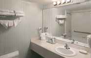 Toilet Kamar 2 Williamsburg Woodlands Hotel & Suites