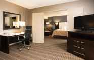 Kamar Tidur 6 Holiday Inn Hotel & Suites Mississauga, an IHG Hotel