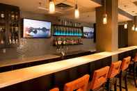 Bar, Cafe and Lounge Holiday Inn Hotel & Suites Mississauga, an IHG Hotel