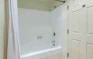 Toilet Kamar 6 Apple Tree Inn, SureStay Collection by Best Western