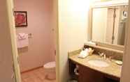 Toilet Kamar 3 Apple Tree Inn, SureStay Collection by Best Western