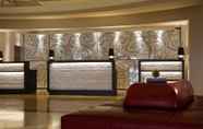 Lobi 2 Renaissance Newark Airport Hotel