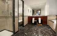In-room Bathroom 2 Lindner Hotel Frankfurt Main Plaza, part of JdV by Hyatt