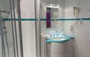 In-room Bathroom 7 Hotel Le Clocher de Rodez