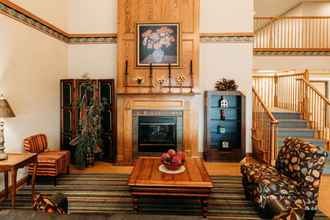 Lobby 4 Country Inn & Suites by Radisson, Lancaster (Amish Country), PA