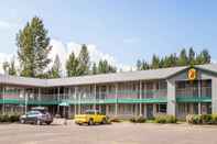 ภายนอกอาคาร Super 8 by Wyndham Quesnel BC