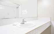 In-room Bathroom 5 Super 8 by Wyndham Quesnel BC