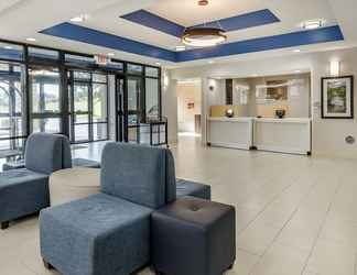 Lobby 2 Comfort Inn & Suites Troutville - Roanoke North / Daleville