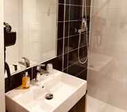 In-room Bathroom 2 Best Western Bridge Hotel Lyon East