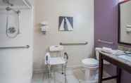 Toilet Kamar 2 La Quinta Inn & Suites by Wyndham Fairborn Wright-Patterson