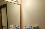 Toilet Kamar 6 Knights Inn Grand Forks