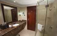 Toilet Kamar 7 Courtyard by Marriott Shanghai Pudong