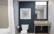 In-room Bathroom 2 Courtyard by Marriott Long Island MacArthur Airport
