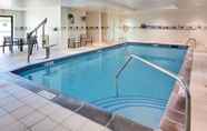 Swimming Pool 3 Courtyard by Marriott Long Island MacArthur Airport
