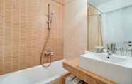 In-room Bathroom 5 Palace Hotel Glyfada