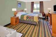 Bedroom Super 8 by Wyndham Mt. Pleasant