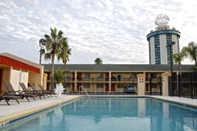 Swimming Pool Super 8 by Wyndham Orlando International Drive