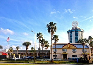 Exterior 4 Super 8 by Wyndham Orlando International Drive