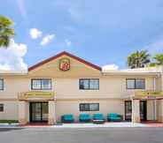 Exterior 2 Super 8 by Wyndham Orlando International Drive