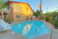 Swimming Pool Super 8 by Wyndham Selma/Fresno Area