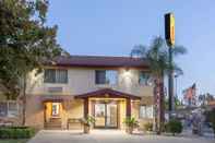 Luar Bangunan Super 8 by Wyndham Selma/Fresno Area