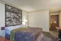 Bedroom Super 8 by Wyndham Colorado Springs/Chestnut Street