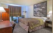 Bedroom 7 Super 8 by Wyndham Colorado Springs/Chestnut Street