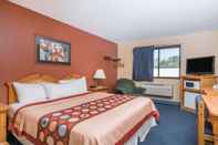 Bedroom Super 8 by Wyndham Baxter/Brainerd Area