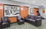 Lobby 3 Super 8 by Wyndham Windsor/Madison North