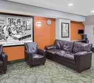 Lobby 3 Super 8 by Wyndham Windsor/Madison North