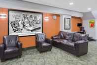 Lobby Super 8 by Wyndham Windsor/Madison North