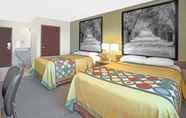 Bedroom 7 Super 8 by Wyndham Windsor/Madison North