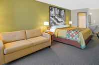 Bedroom Super 8 by Wyndham Windsor/Madison North