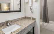 In-room Bathroom 6 Motel 6 - Harrisburg, PA - Near PA Expo Center